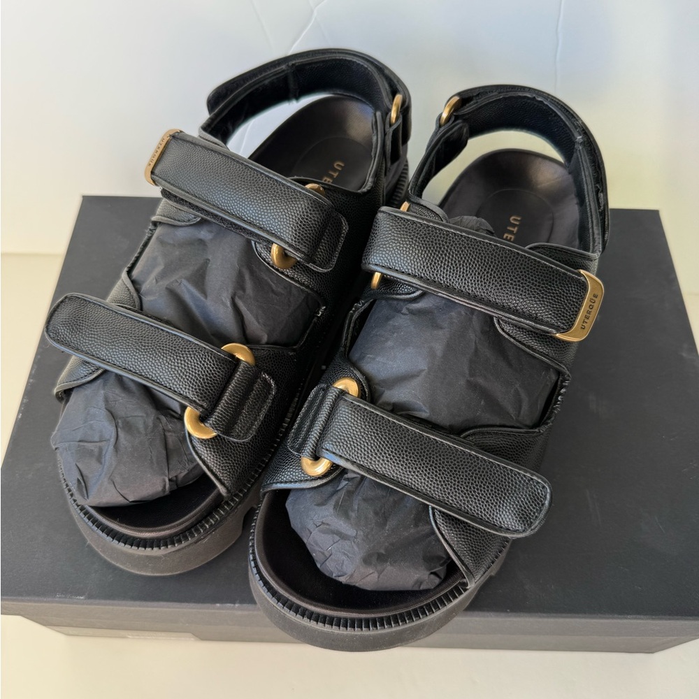 Uterqüe Black Leather Sandals, size 38 (US 8)